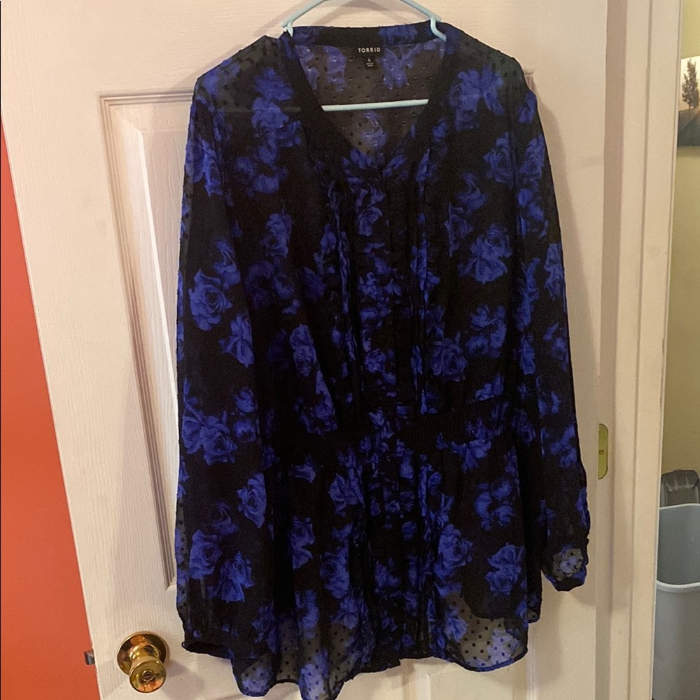 Torrid 4x Women's Black and Blue Floral Top